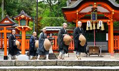 Shinto-monks-Shinto-Fushimi-Inari-Shrine-Kyoto-Japan.jpg