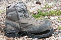 Trekking-shoe-broken-intensive-use-76297519.jpg